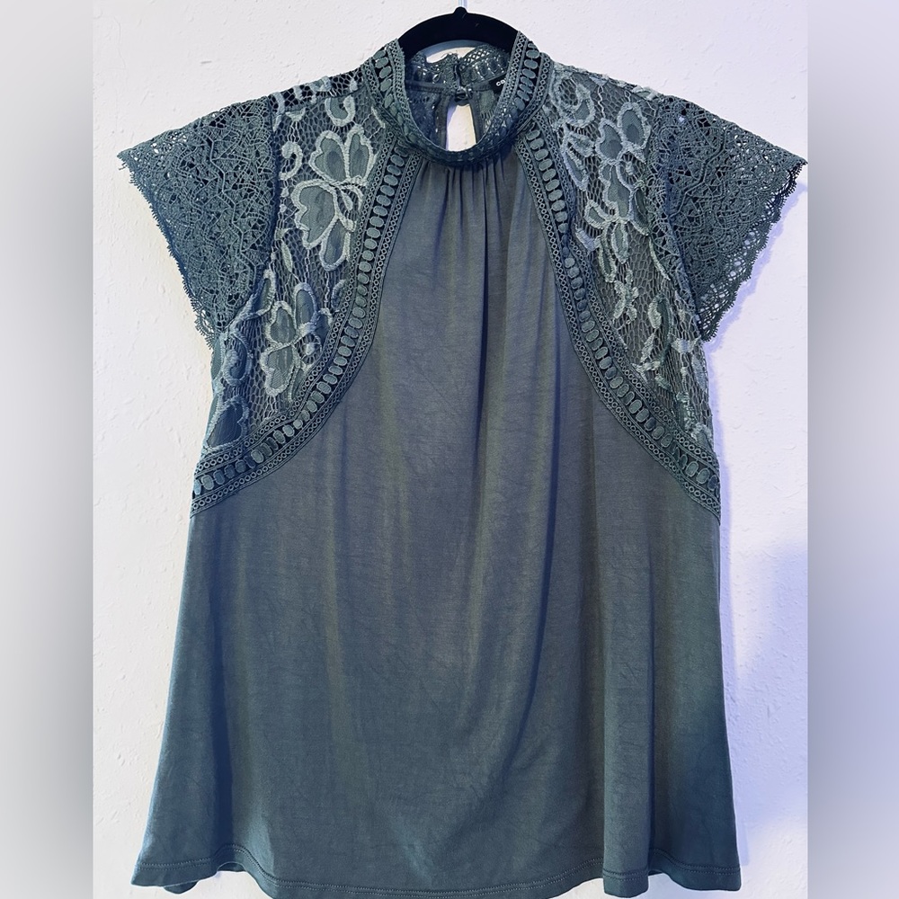 Cable & Gauge Women’s Top - Lace Neck - Short Sleeve - L